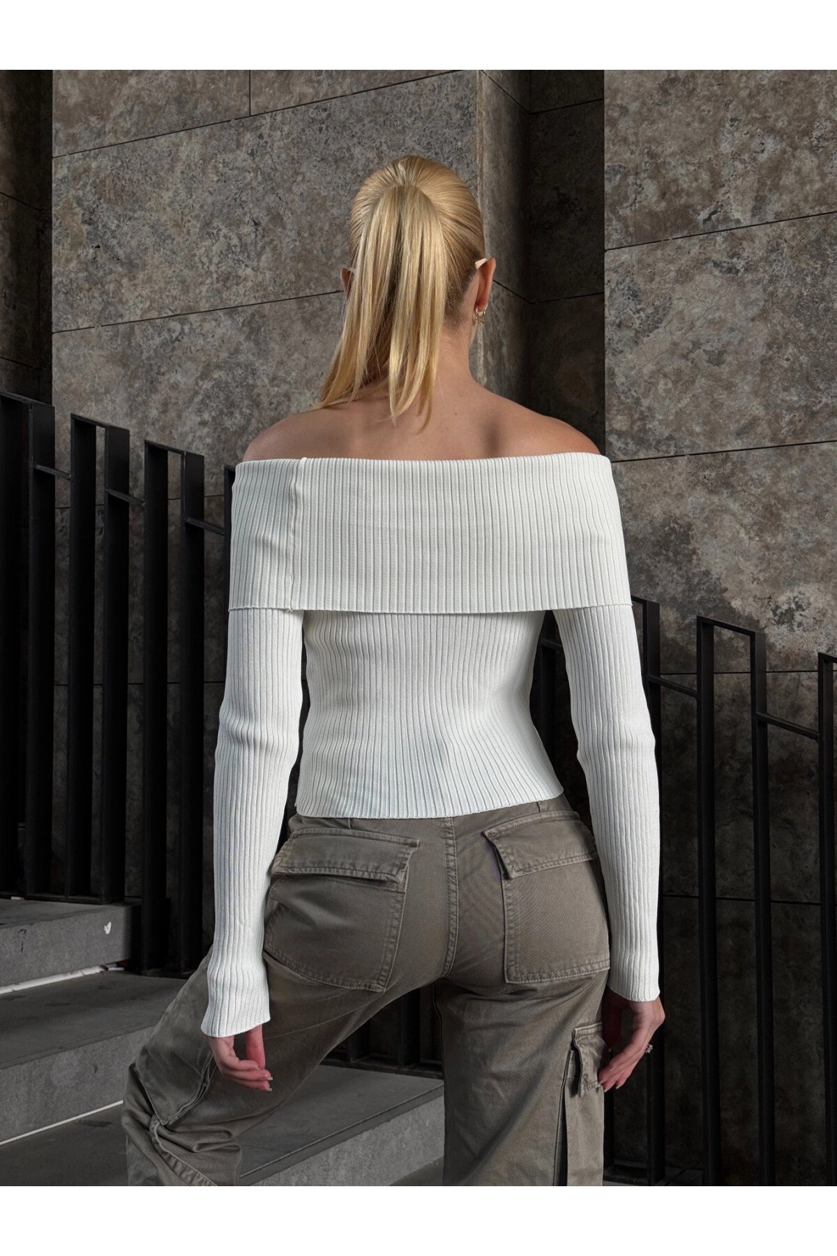 Kadın Beyaz Katlamalı Madonna Yaka Triko (ZCKTY035)