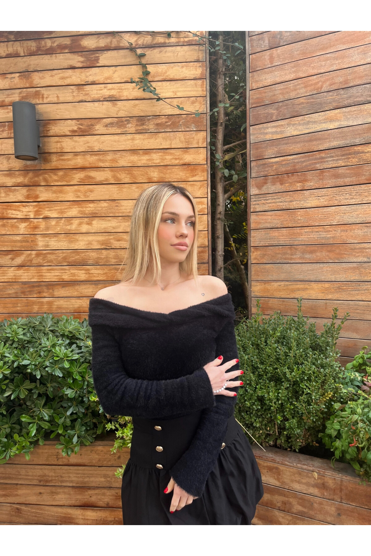 Kadın Siyah Açık Omuz Peluş Kazak (ZCKTY041)