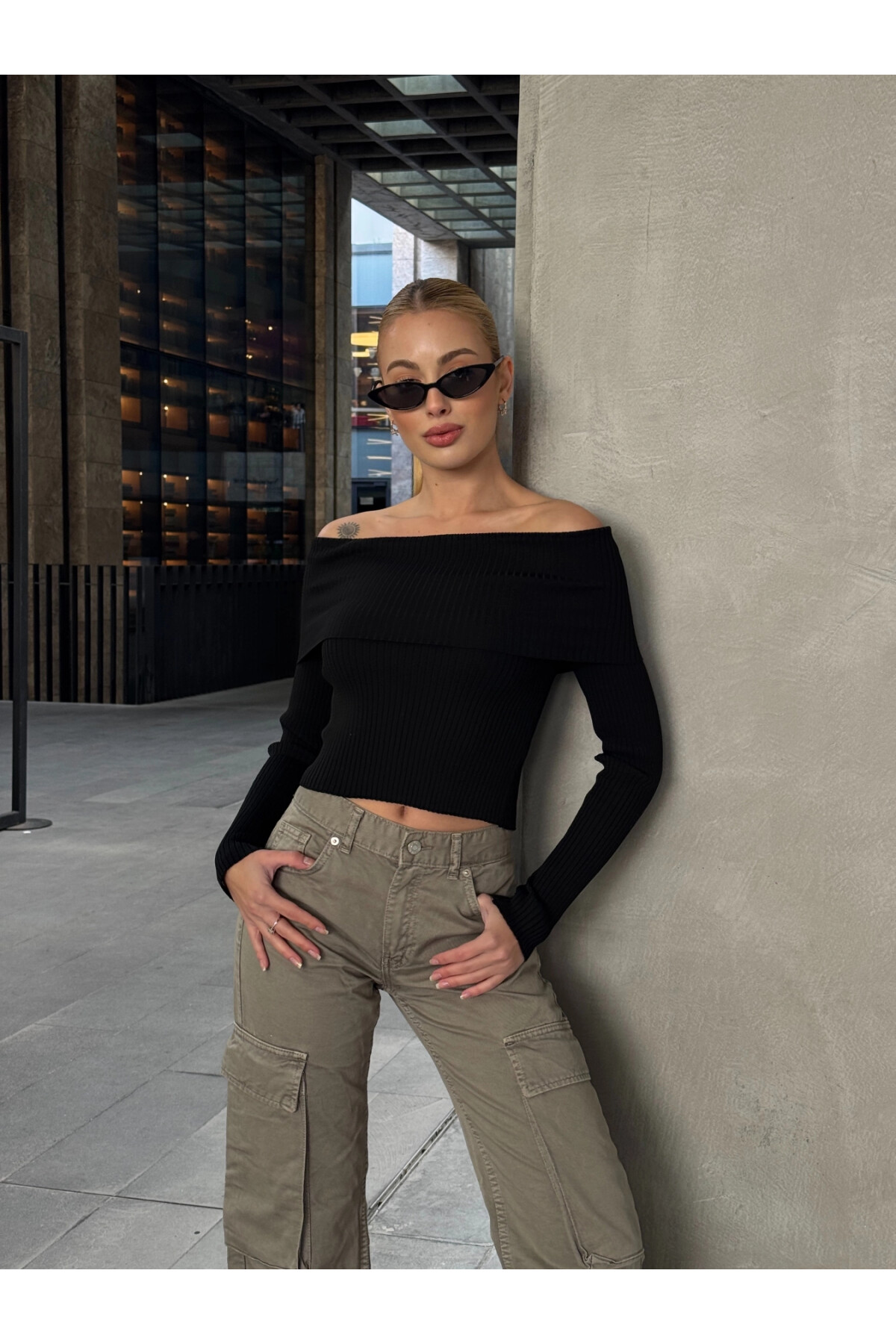 Kadın Siyah Katlamalı Madonna Yaka Triko (ZCKTY035)