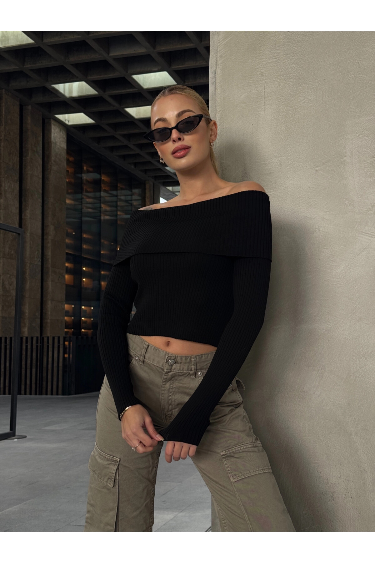 Kadın Siyah Katlamalı Madonna Yaka Triko (ZCKTY035)