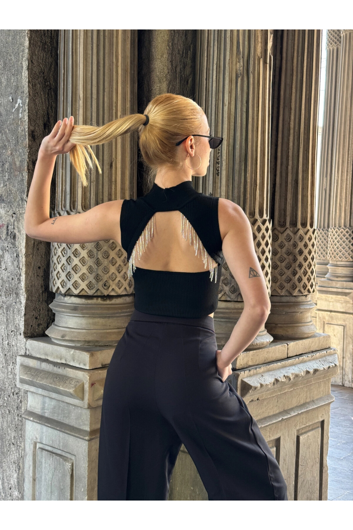 Kadın Siyah Sallanan Detaylı Arkası Dekolteli Yılbaşına Özel Bluz (ZCKTY022)