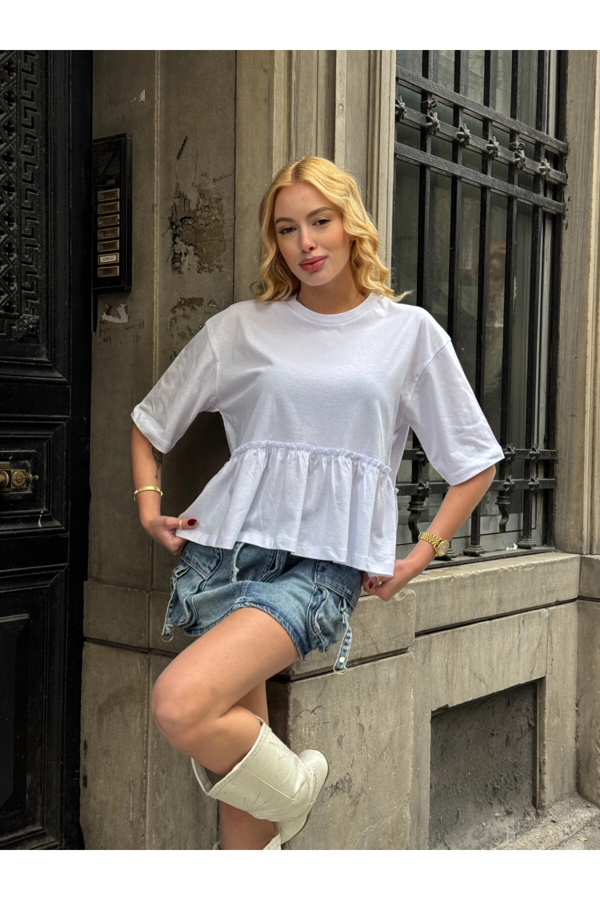 Kadın Beyaz Volanlı Oversize T-shirt (ZCKSS163)