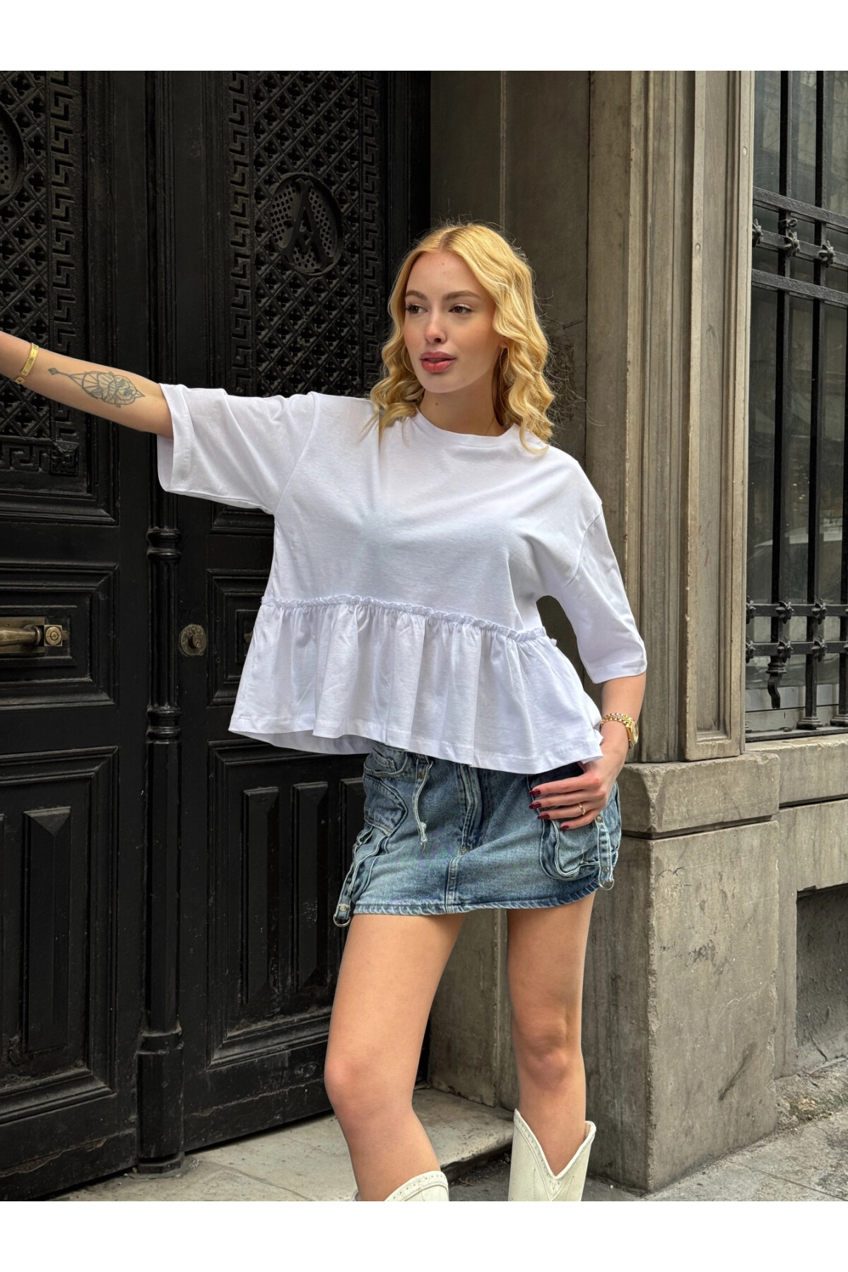 Kadın Beyaz Volanlı Oversize T-shirt (ZCKSS163)