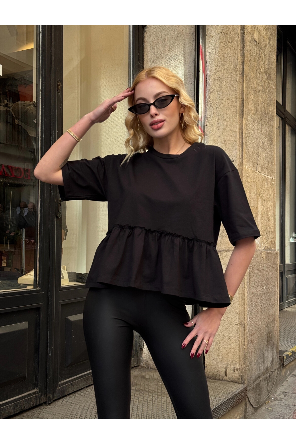 Kadın Siyah Volanlı Oversize T-shirt (ZCKSS163)