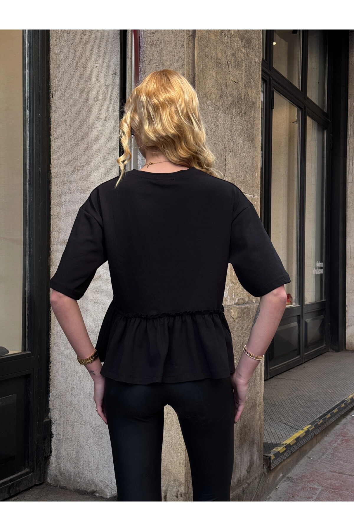 Kadın Siyah Volanlı Oversize T-shirt (ZCKSS163)