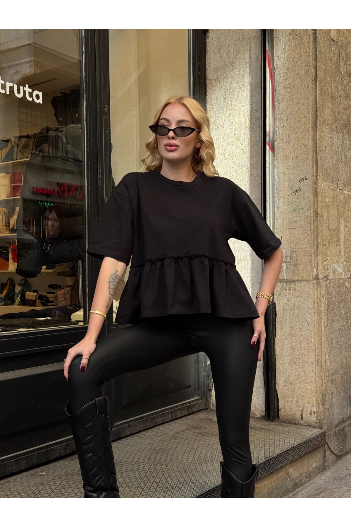 Kadın Siyah Volanlı Oversize T-shirt (ZCKSS163)