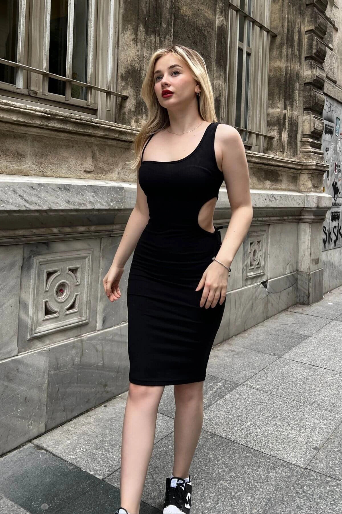 Kadın Siyah Vücuda Oturan Pencere/Cut Out Detaylı Askılı Elbise (zck0673)