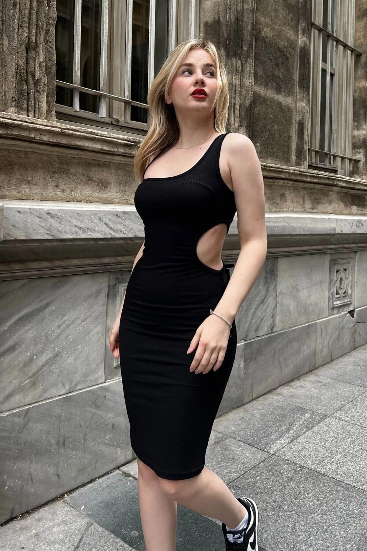 Kadın Siyah Vücuda Oturan Pencere/Cut Out Detaylı Askılı Elbise (zck0673)