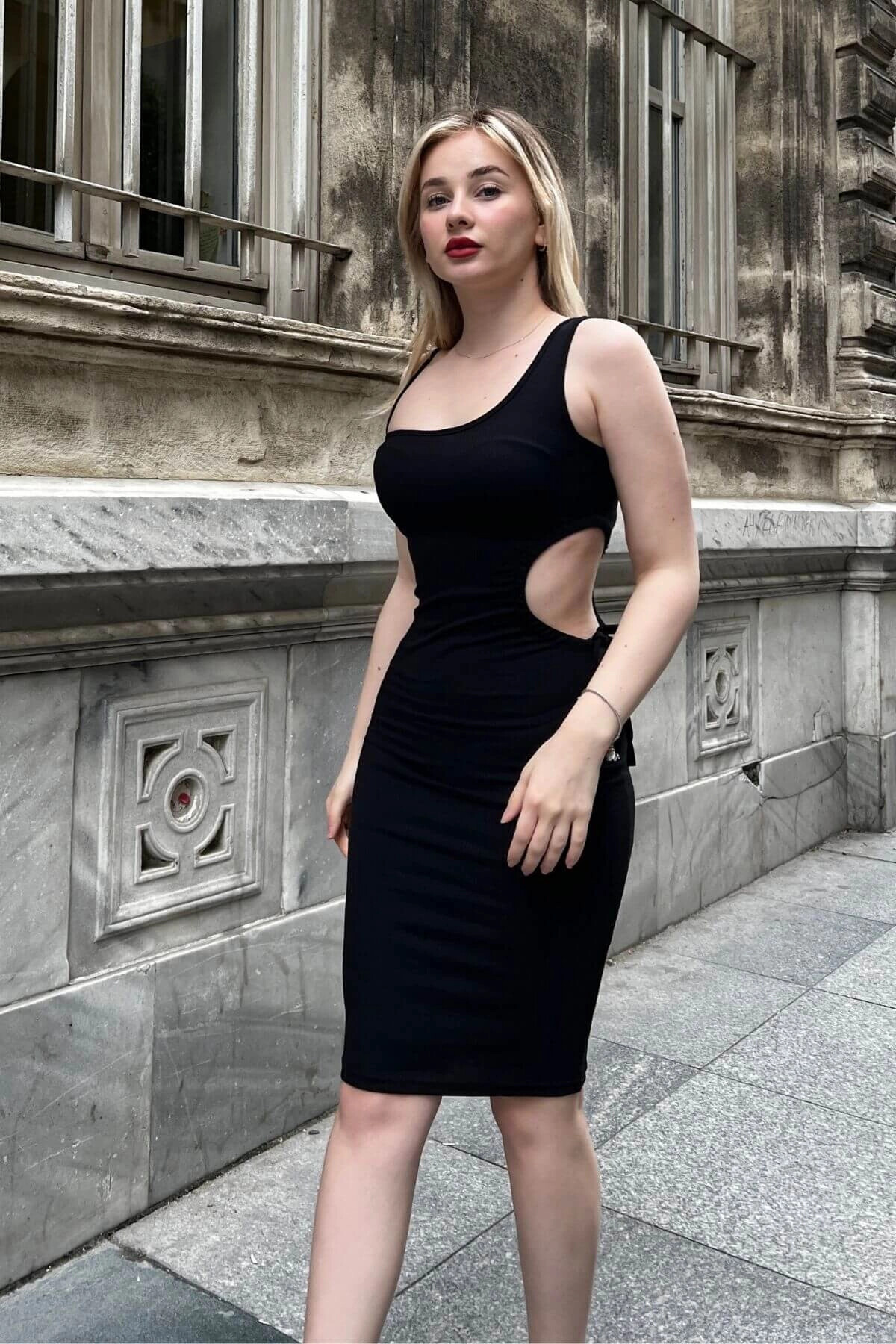 Kadın Siyah Vücuda Oturan Pencere/Cut Out Detaylı Askılı Elbise (zck0673)