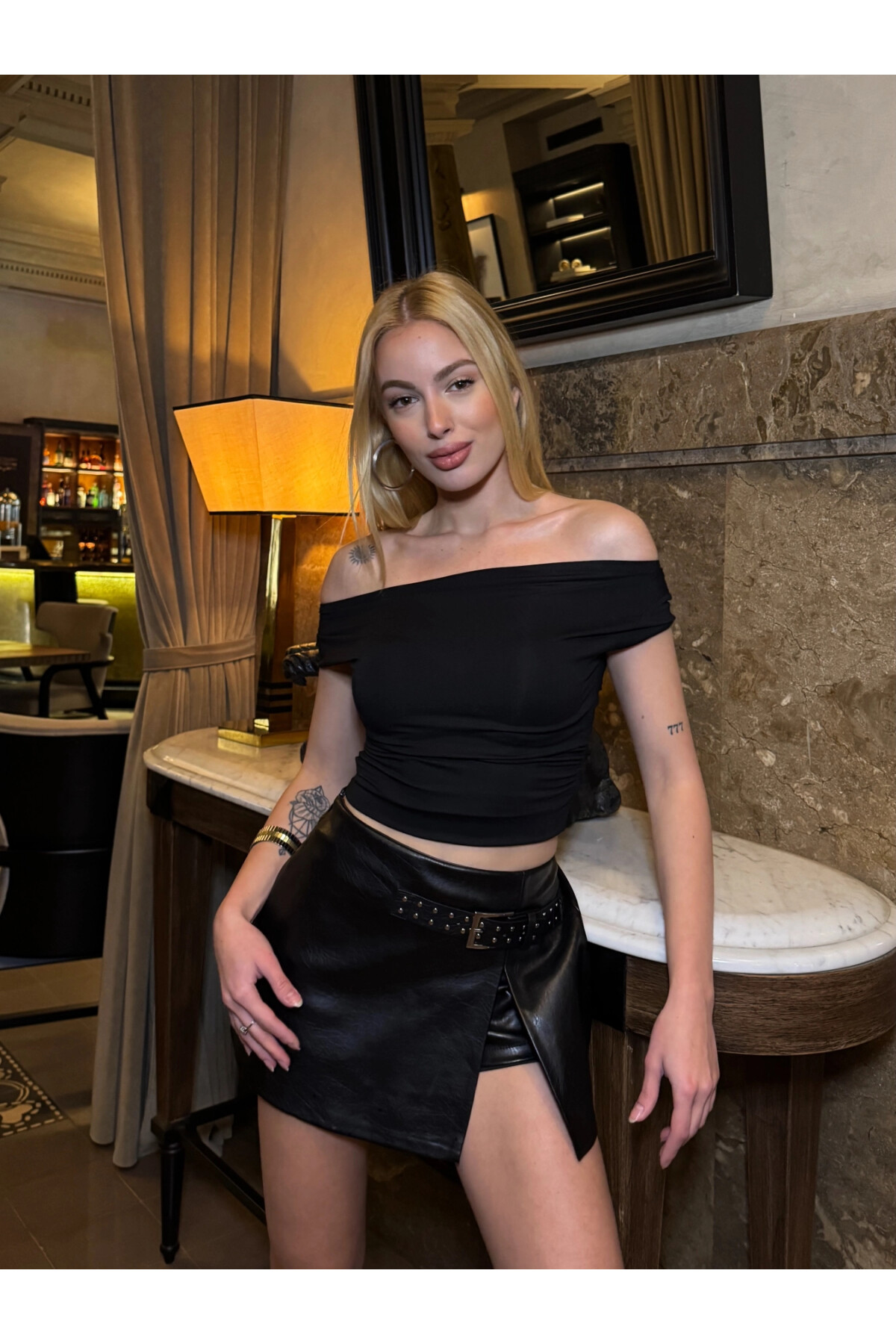 Kadın Siyah Yan Büzgülü İki Yönlü Giyilebilen Kısa Kollu Crop (ZCKSS161)